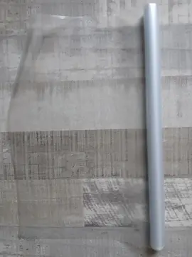 rouleau de plastque entamé pour recouvrir les livre