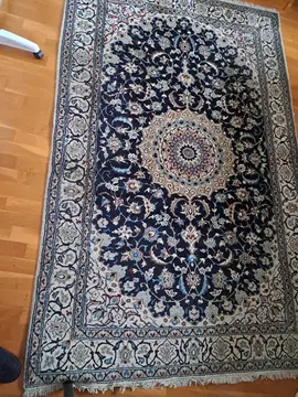 Vielli machine-à-laver toujours fonctionnelle ; meuble cuisine en bon état