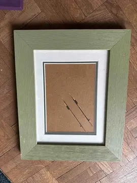 Cadre bois rectangulaire vert - un coin légèrement abîmé