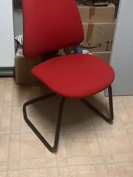 1 chaises très solides en bon état petite tache légère mais s’enlève très facilement