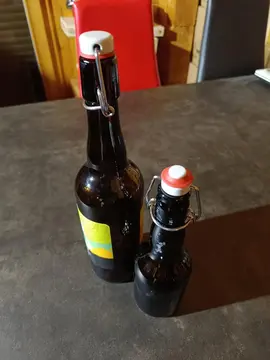 2 bouteilles vides verres