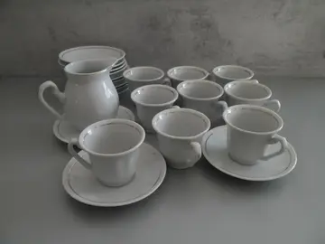 Service à café : tasses, sous-tasses et pot à lait.