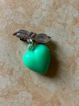 broche en forme de cœur