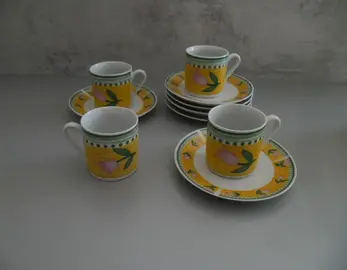 Tasses à café et leurs soucoupes, motif tulipe.