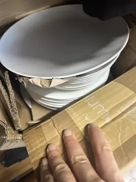 Beaucoup d'assiettes plats et creuses