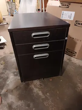 Caisson de bureau IKEA avec plateau noir et 4 pieds