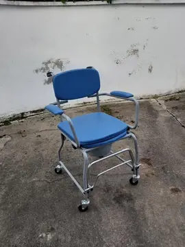 chaise médicalisée et rehausseur toilette