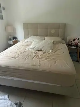 lit + matelas à mémoire de forme taché 160