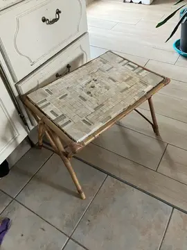 petite table en rotin et carrelage