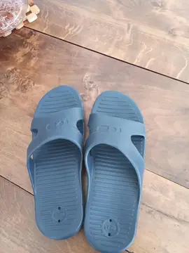 chaussons bébé (24) et claquette piscine (38)