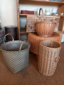 objets en rotin et bocaux en verrr