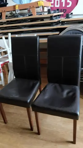 2 chaises rembourrées en plastique ou cuir noir