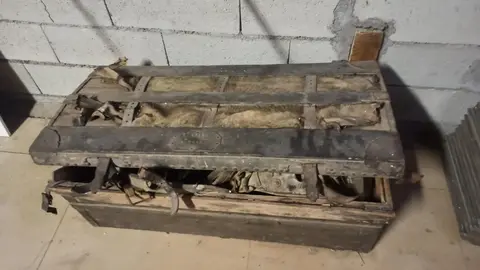 ancienne malle remplie de vieux cuirs harnais...