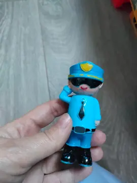 figurine policier en plastique