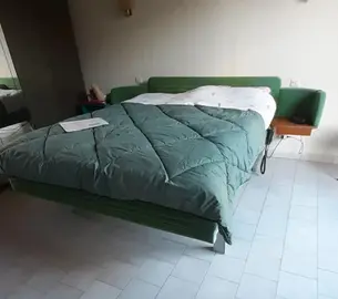 2 lits en 140, 2 matelas et 2 armoires