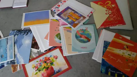 Un ensemble de cartes et enveloppes