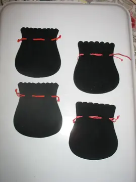 4 pochettes en velours noir.