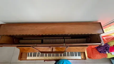 donne piano droit Elcké