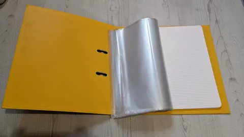 Grand classeur avec pochettes et feuilles