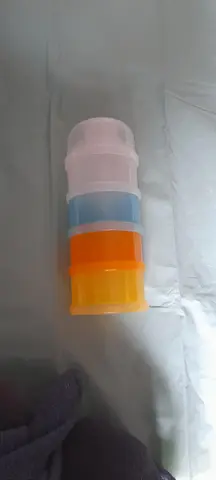 colonne avec dosettes pour lait bébé