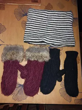 2 paires de moufles + tour de cou enfant