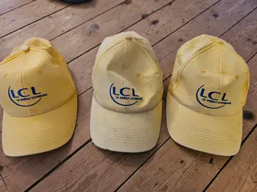 3 casquettes LCL