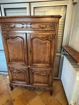 meuble en bois foncé chêne ouvert sur l’arrière pour tv ou chaîne