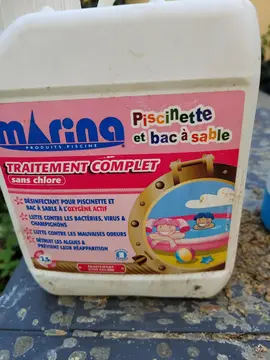 2 bidons de produits d'entretien de piscine