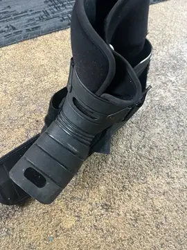 donne botte orthopédique et une paire de béquilles