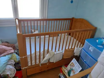 lit bébé à barreaux