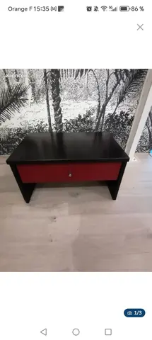 Table de chevet noire et rouge