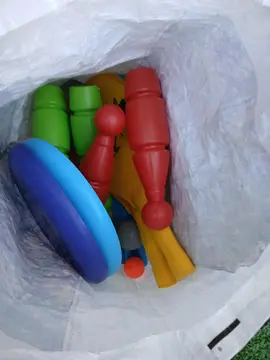 fresque, jeu de quilles et raquettes de plage