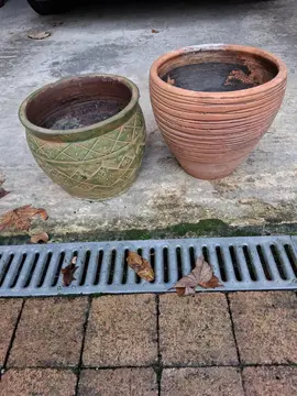 2 pots en terre décoratifs