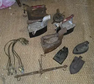 objets divers : fers à repasser anciens, pots, accessoires jardinage