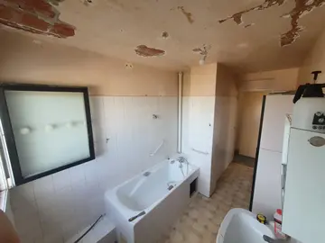 Donne Baignoire et lavabo en très bon etat