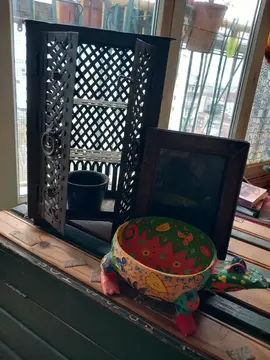 cadre, cache pot et petite armoire