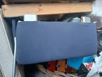 lits simple avec matelas et canapé