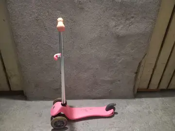 Donne trotinette, roues qui s'illuminent au mouvement