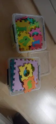 Donne deux bacs de lettres et animaux en mousse Donne 2 bacs de lettres et d’animaux en mousse.