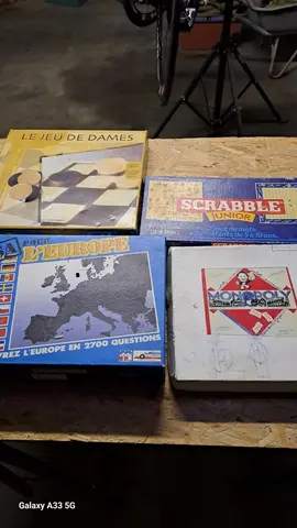 4 jeux de société et 4 paires de boules