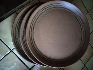 3 assiettes grès diam 24