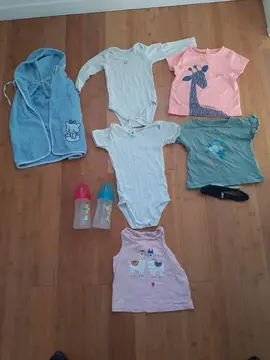 vetement enfants (2 ans) + biberons (sans tetines) + cape de bain