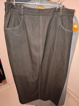 Jupe droite T44 tissu noir type "jean"