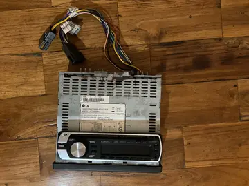 Poste autoradio (pour pièces ou à réparer)