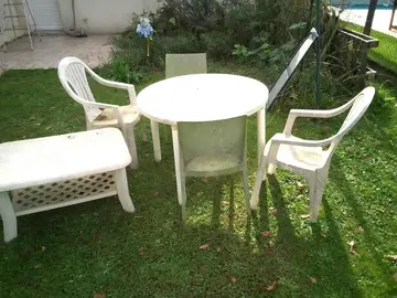 donne table bois plateau verre , chaises et tabourets pliabes