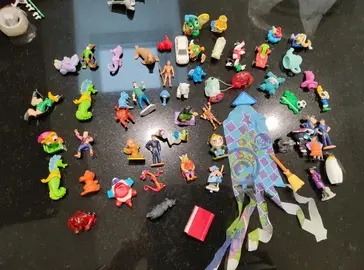 petits jouets petsonnages kinder et autres