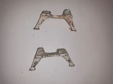 2 pieds de radiateur en fonte