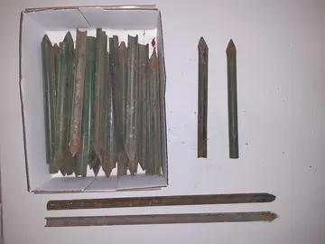 Lot de petits piquets en acier