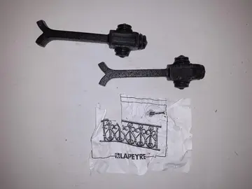 2 pattes de fixation pour grille de défense