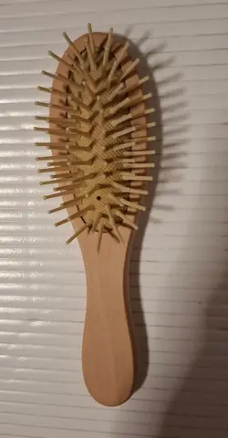 petite brosse à cheveux